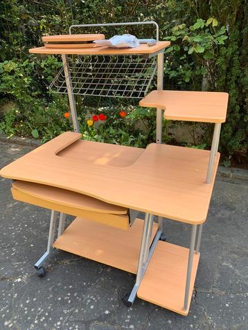 Computerbureau - prima staat beschikbaar voor biedingen