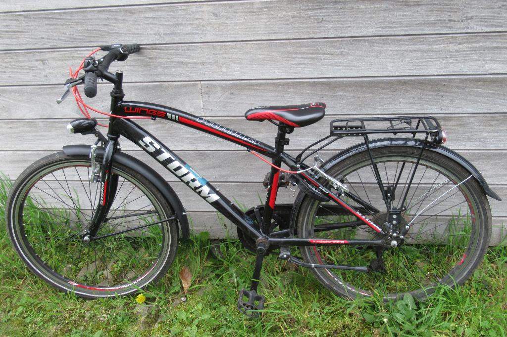 24 inch jongensfiets Zwart/Rood, Fietsen en Brommers, Ophalen, Storm, Versnellingen, Gebruikt