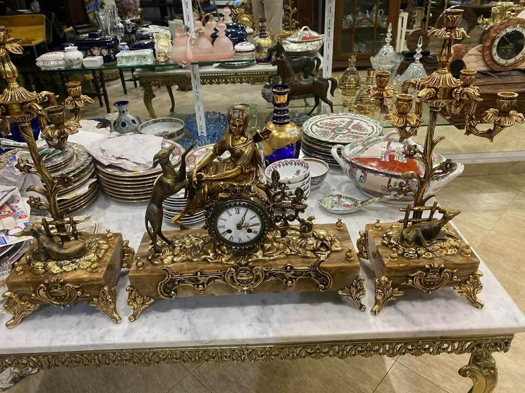 Grote antieke vergulde klok in Napoleon III/Louis XV-stijl