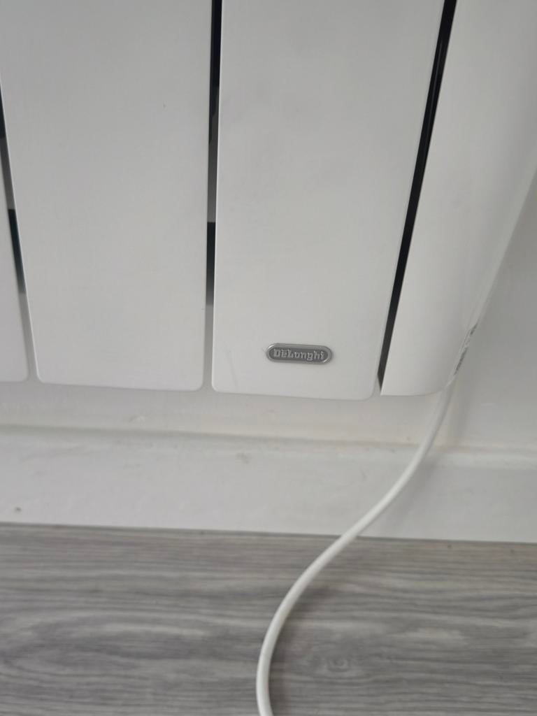 1 radiateur inertie fluide 2000w Delonghi neuf, Immo