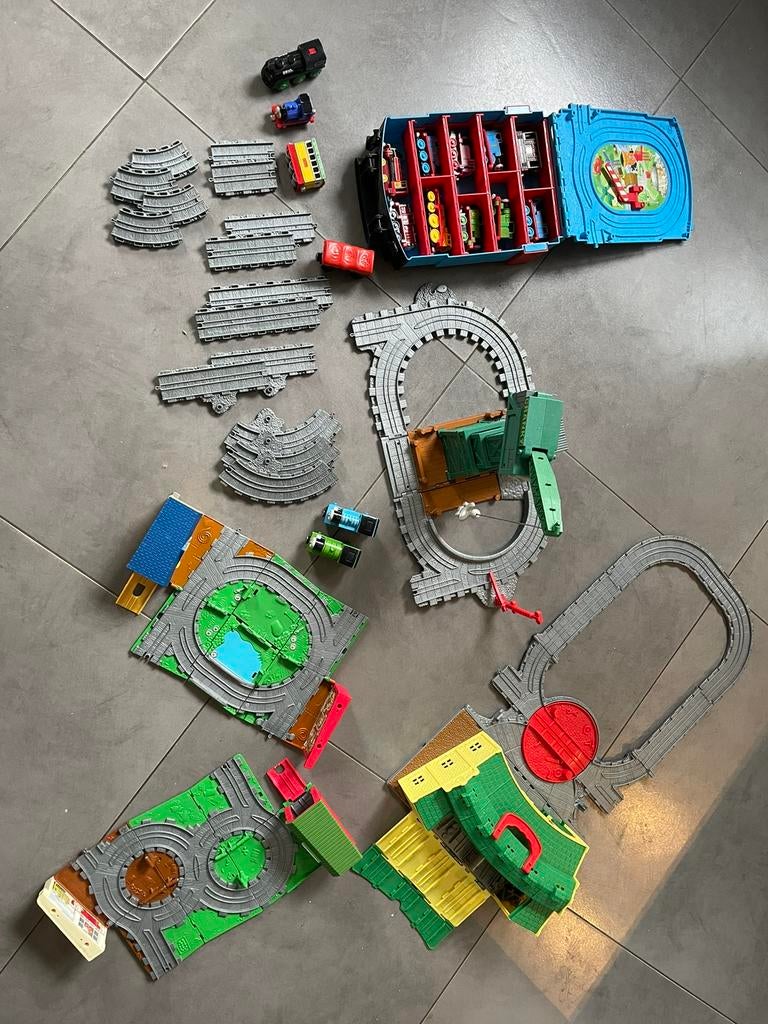 Thomas de trein sporen, gebouwen en treintjes, Enfants & Bébés, Jouets | Thomas le petit Train, Enlèvement, Comme neuf
