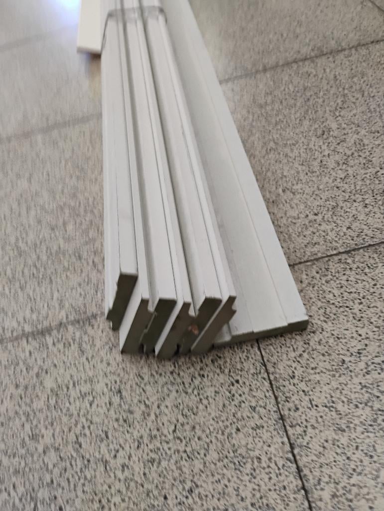 OVERSCHOT HOUTEN VLOERPLINTEN WITTE KLEUR, Doe-het-zelf en Bouw, Plinten en Afwerking, Ophalen of Verzenden, Plinten