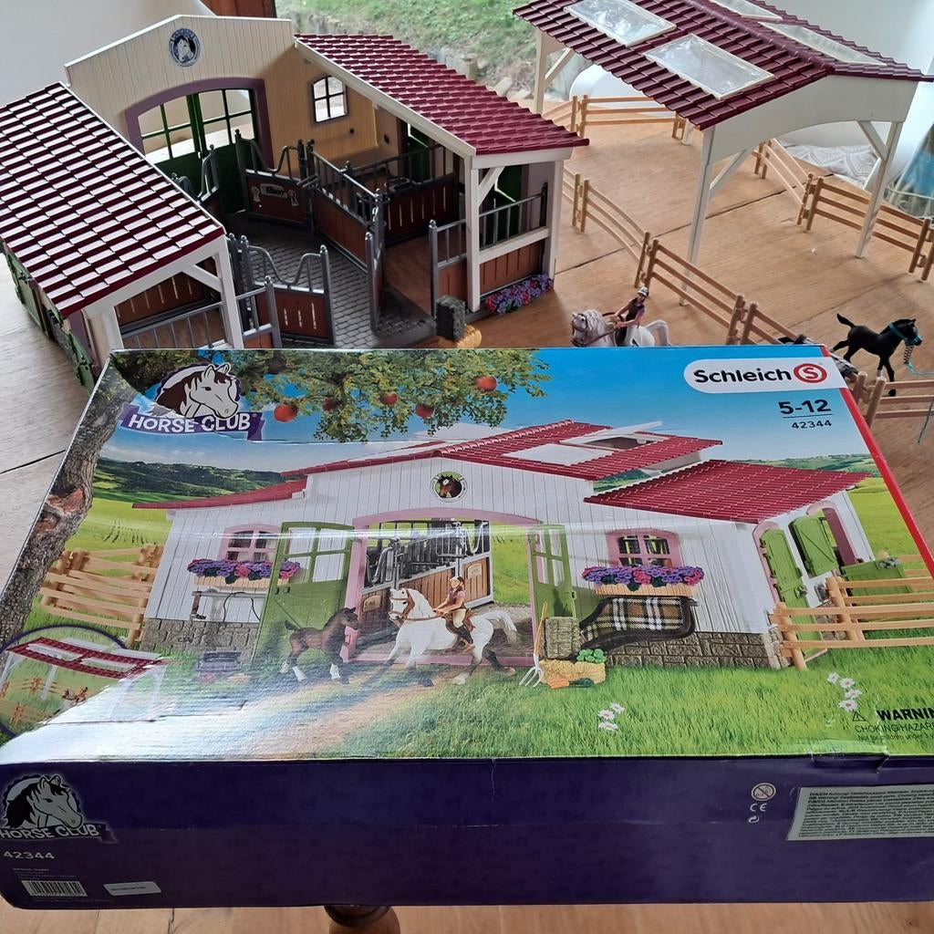 Shleich centre equestre avec cavaliere et chevaux, Enfants & Bébés, Jouets | Maisons de poupées, Enlèvement