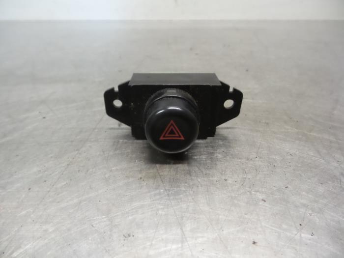 Commutateur éclairage d'urgence d'un Mitsubishi Colt (Colt, Autos : Pièces & Accessoires, Tableau de bord & Interrupteurs, Mitsubishi