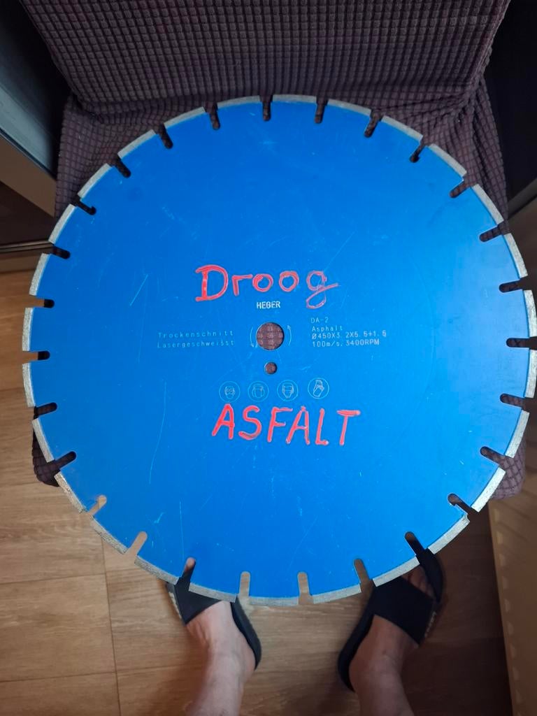 Zaagschijf voor het zagen van beton., Ophalen