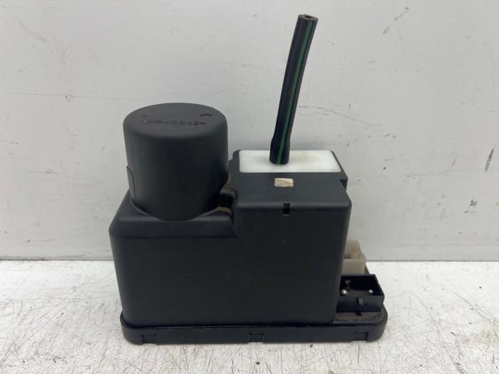 Moteur verrouillage centrale des portes d'un Audi 100, Autos : Pièces & Accessoires, -, 3 mois de garantie, Audi, Utilisé