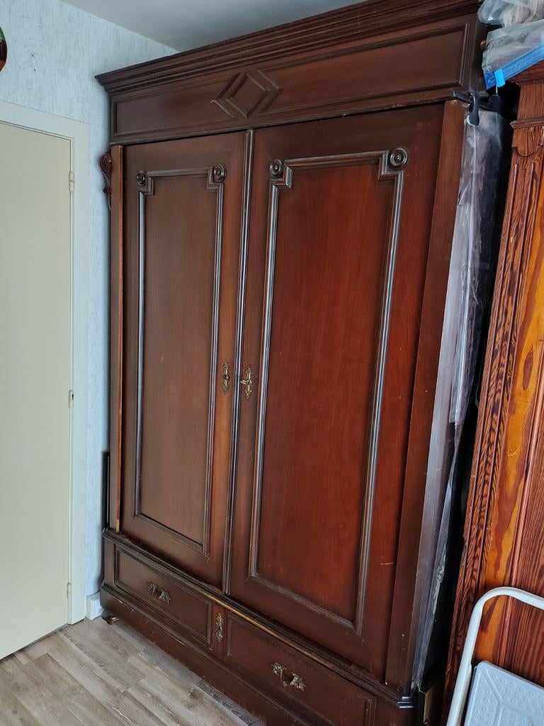 Antieke halkast. H 220 x D 56 x BR 150, Ophalen