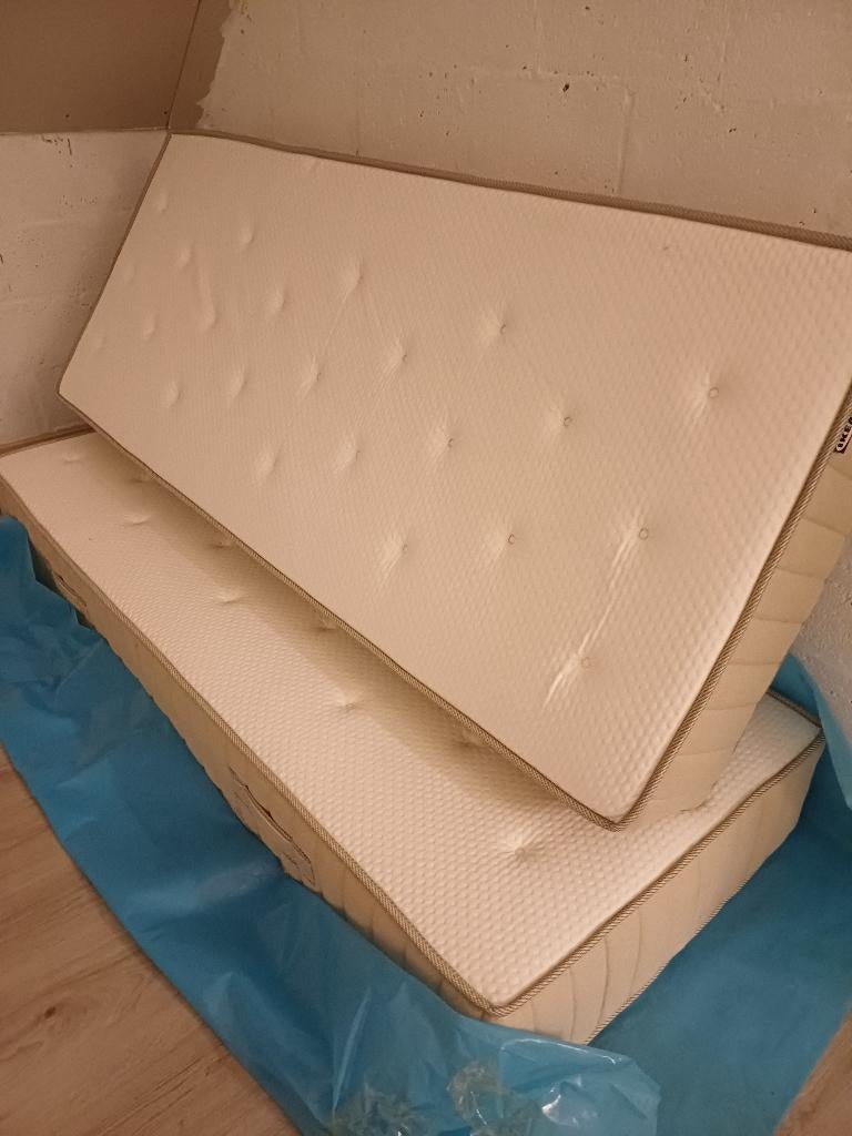 matelas et assiettes décoratives, Enlèvement