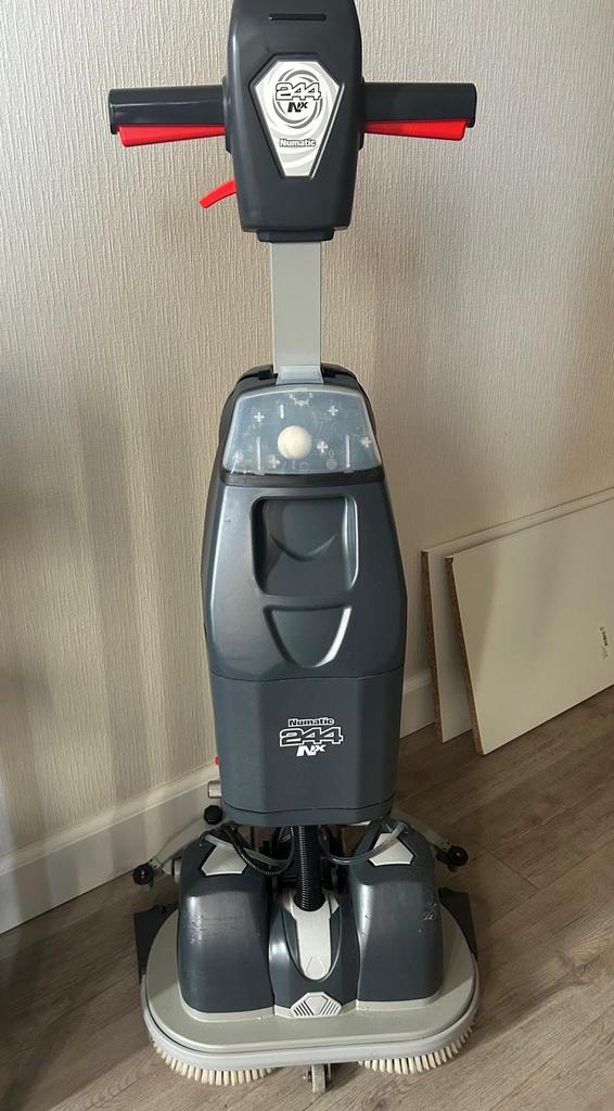 Numatic 244nx schrobzuigmachine inc Nx-batterij + lader, Articles professionnels, Horeca | Autre, Enlèvement