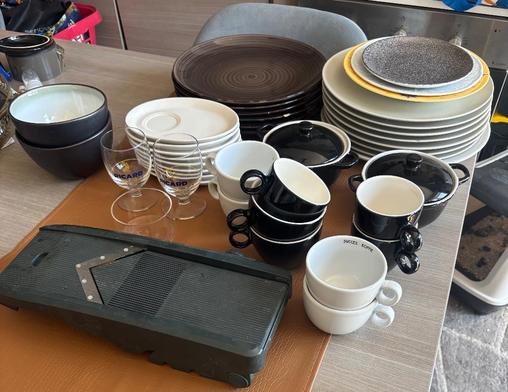 Borden en glazen keuken.., Ophalen, Bord(en)