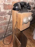 Ancien téléphone en Bakélite avec armature en bois, Enlèvement