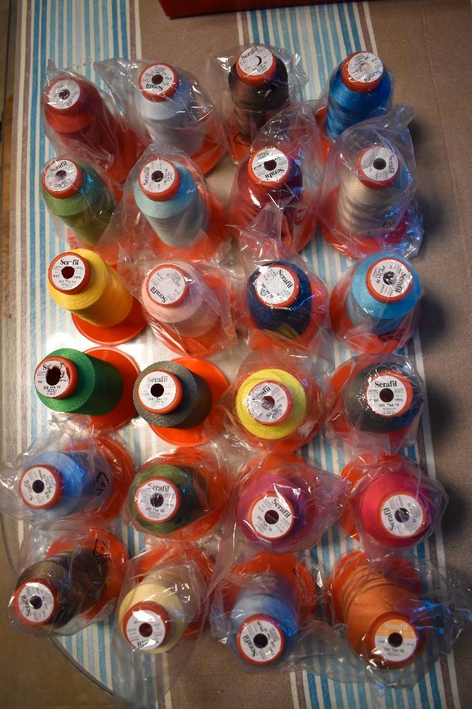 SERAFIL LOCKGAREN 300 (200/2), Hobby en Vrije tijd, Naaien en Fournituren, Nieuw, Garen of Naald(en), Ophalen of Verzenden