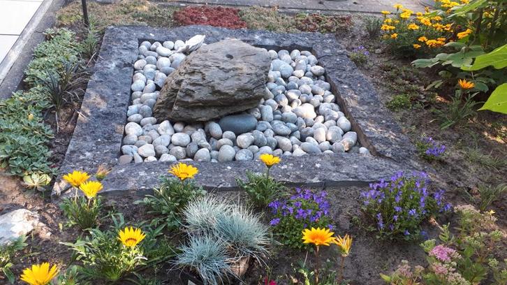 Borrelsteen met vijverpomp en oude arduin, Tuin en Terras, Vijvers, Ophalen