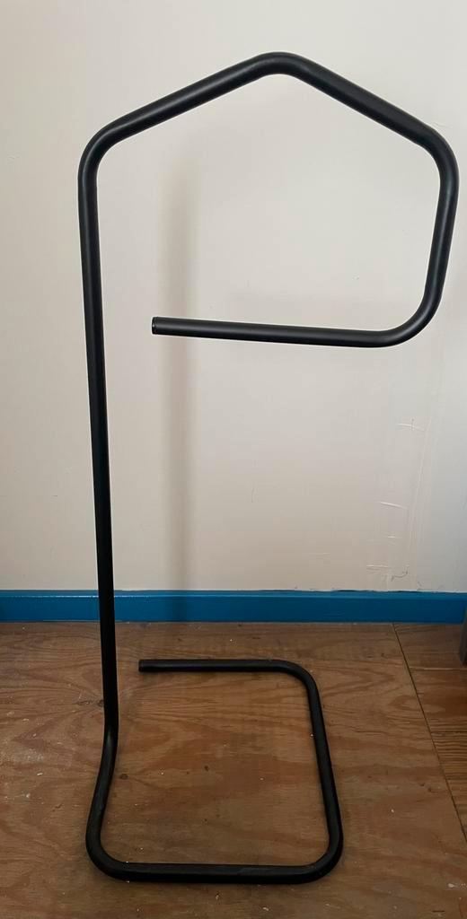 Minimalistische kledingstandaard / kledingrek – zwart metaal, Kleding | Dames, Kledingrekken, Gebruikt, Ophalen