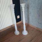 2 hoge lichtgrijze houten kandelaars, hoogte 65, samen 15€, Enlèvement