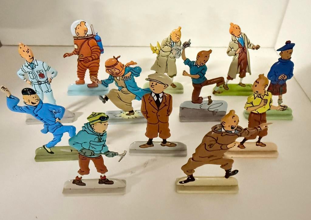 Moulinsart 12 figurines en relief de Tintin en métal, Collections, Enlèvement ou Envoi, Tintin, Comme neuf, Statue ou Figurine