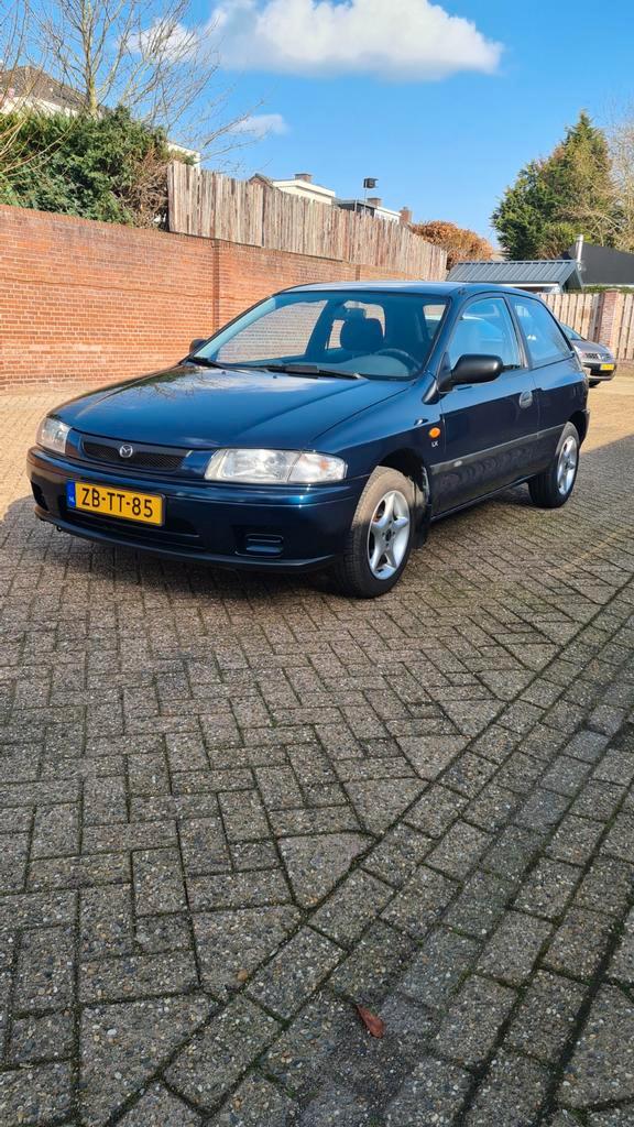 Mazda 323 1.3 weinig kilometers, Autos, Mazda, Particulier, Airbags, Radio, Essence, Hatchback, 3 portes, Boîte manuelle, Bleu
