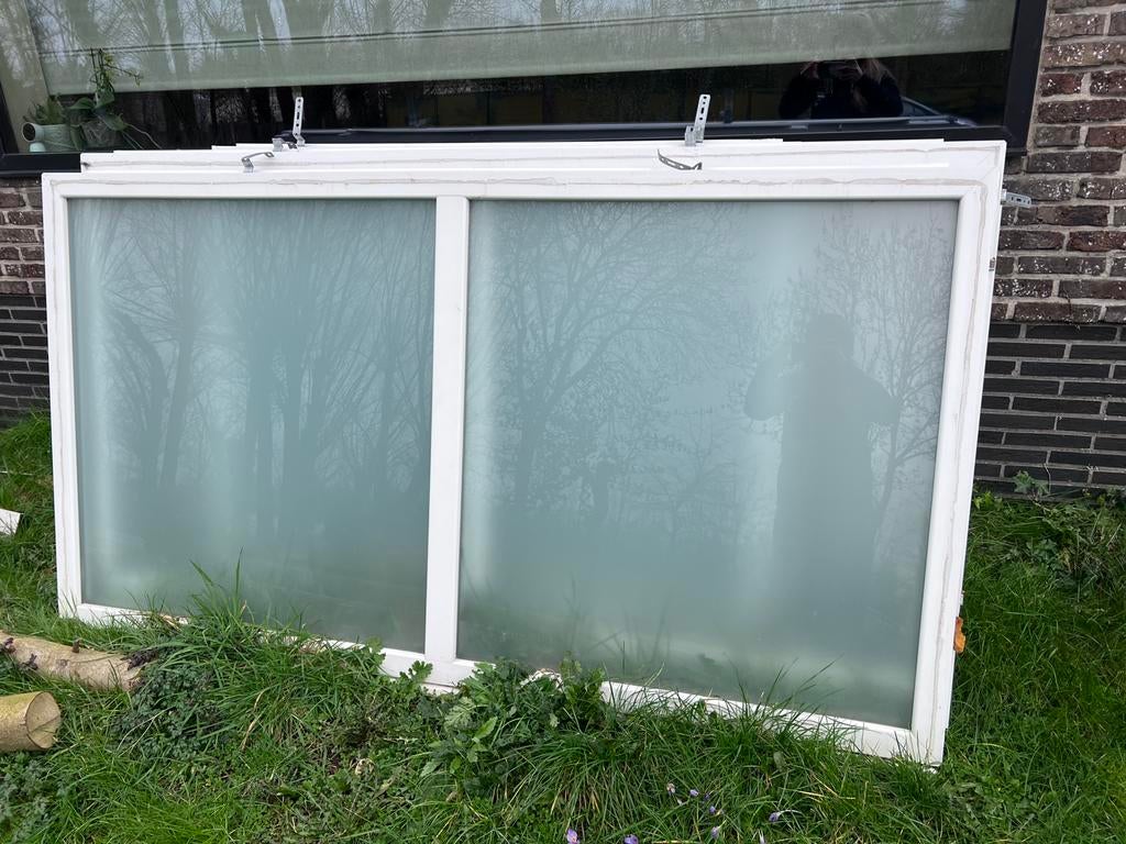 GRATIS: PVC ramen en deur (+1 houten raam), Doe-het-zelf en Bouw, Ophalen, Zo goed als nieuw