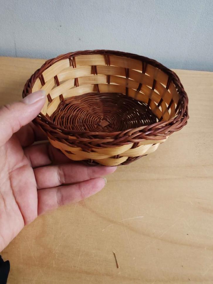 Petite corbeille en osier bicolore diamètre 14, Bijoux, Sacs & Beauté, Broches, Brun, Enlèvement ou Envoi