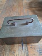 Coffre-fort en acier antique 16/7,5/11cm gravé avec sa clé, Collections, Enlèvement