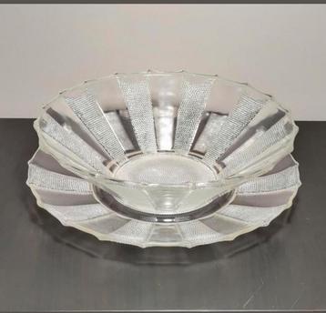 Art-déco coupe met onderschotel beschikbaar voor biedingen