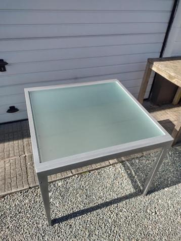 Glazen eettafel (binnen of buiten) 4 personen beschikbaar voor biedingen