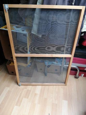 houten vliegenraam breedte 73cm en hoogte 104.5 cm