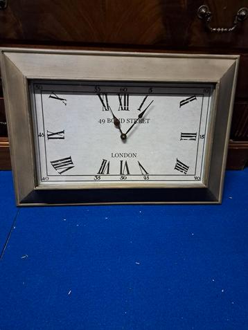 Wand horloge beschikbaar voor biedingen
