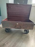 Metalen kist op wielen. brocante, Ophalen