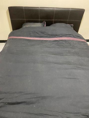 Mooi lederen bed 160 cm met lattenbodem beschikbaar voor biedingen