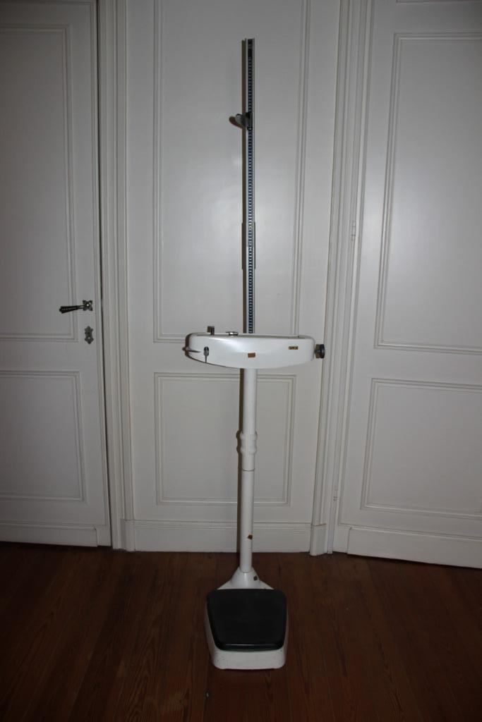 Professionele kolomweegschaal met lengtemeter  - SECA, Elektronische apparatuur, Weegschalen, Gebruikt, Analoog, Personenweegschaal