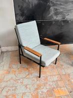 Design lounge stoel: metalen frame met houten armleuningen, Ophalen, Gebruikt