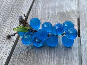 Set lucite blauwe druiven in glas beschikbaar voor biedingen