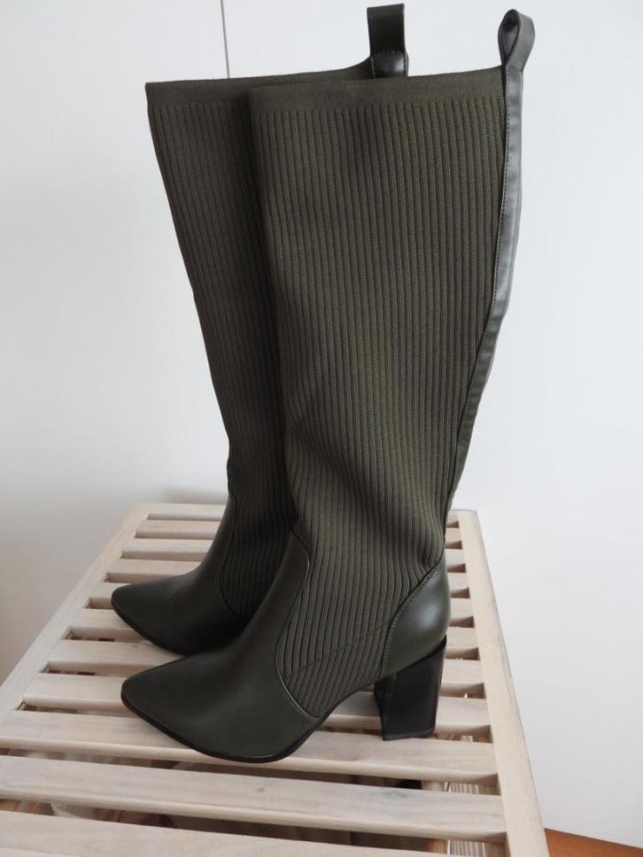 Speciale laarzen in kaki-kleur - mt 41 - nieuw, Kleding | Dames, Schoenen, Nieuw, Hoge laarzen, Groen, Ophalen of Verzenden