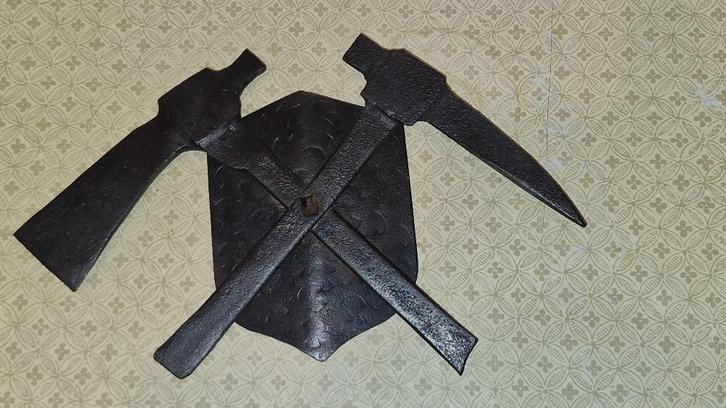 Emblème en fer forgé des ardoisiers-couvreurs à suspendre, Collections, Marques & Objets publicitaires, Comme neuf, Autres types