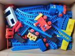 Trein op batterijen met veel sporen, Kinderen en Baby's, Ophalen of Verzenden, Gebruikt