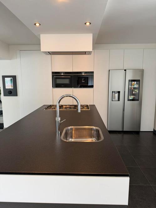 Witte keuken met eiland en granieten blad, Huis en Inrichting, Keuken | Complete keukens, Gebruikt, Ophalen