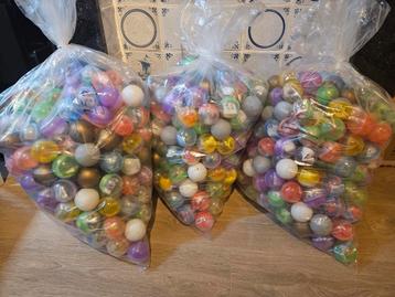 750 balletjes met speeltje 50 mm beschikbaar voor biedingen