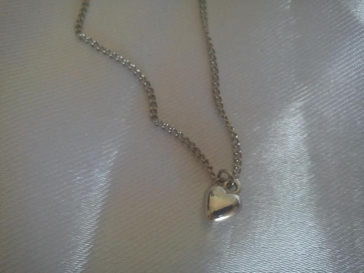 Zilverkleurig armbandje met bedeltje hartje, Handtassen en Accessoires, Armbanden, Nieuw, Overige materialen, Zilver, Ophalen of Verzenden