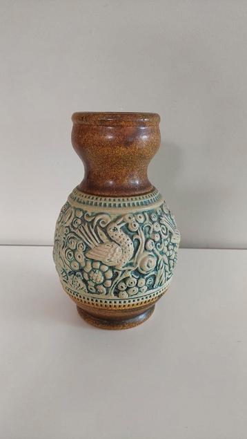 Prachtig Dumler & Breiden vaasje met decor in relief beschikbaar voor biedingen