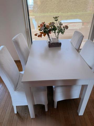 Salle a manger IKEA(table + 4 chaises) beschikbaar voor biedingen