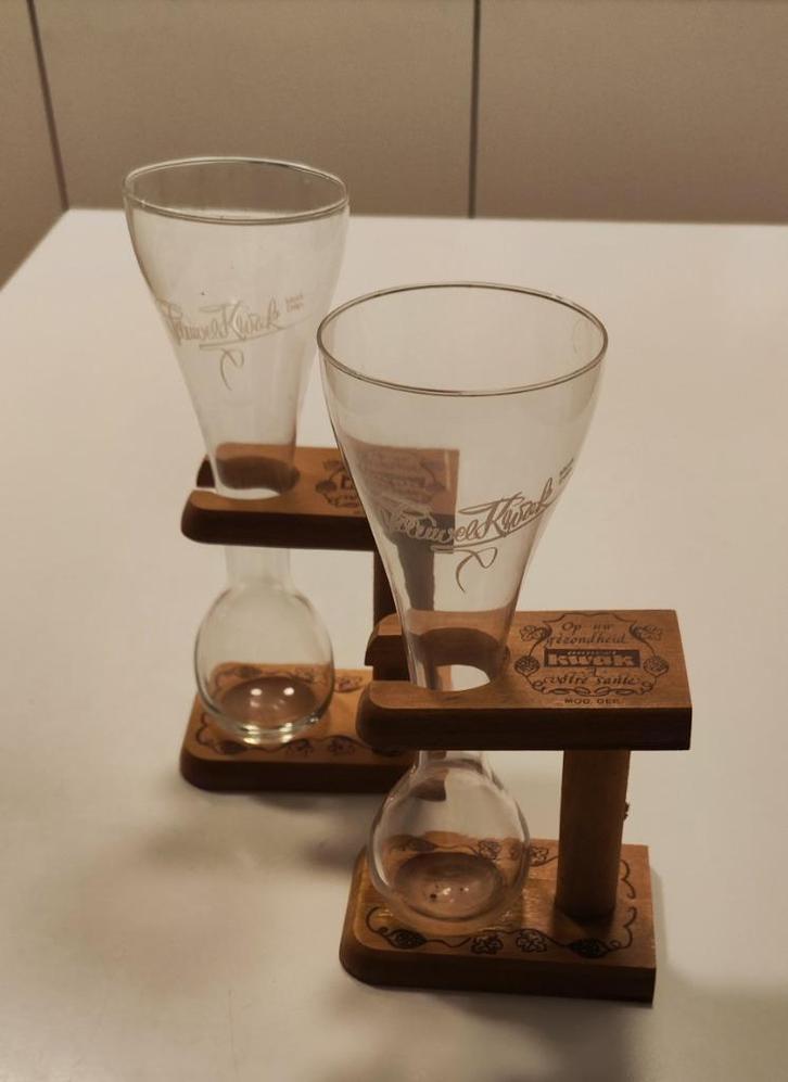 Twee Pauwel Kwak bierglazen in hun houten houders., Verzamelen, Glas en Drinkglazen, Gebruikt, Bierglas, Ophalen of Verzenden