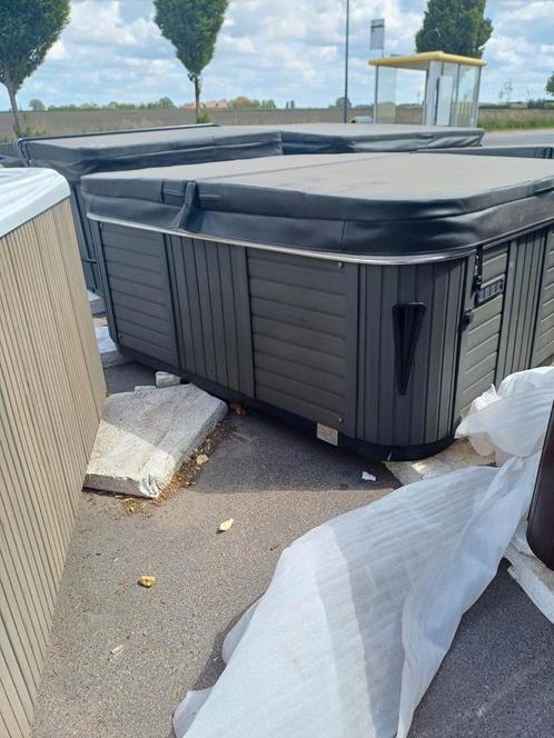 Jacuzzi.  3 persoons  gratis geleverd en geplaatst, Tuin en Terras, Zwembad-toebehoren, Zo goed als nieuw, Ophalen of Verzenden