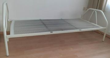 Eenpersoonsbed (90 x 200) incl matras + matrasbeschermer beschikbaar voor biedingen