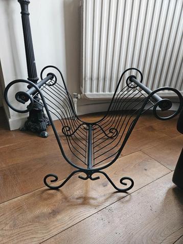 Vintage metalen magazine rek beschikbaar voor biedingen