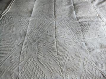 vintage bedsprei beschikbaar voor biedingen