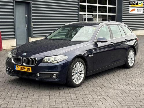 BMW 5-serie Touring 528i High Luxury Edition / PANO / TREKHA, Auto diversen, Ongevalwagen, Automaat, Benzine, Break, Blauw