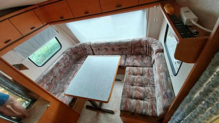 Gezinscaravan met voortent, Caravans en Kamperen, Caravans, Particulier, tot en met 5, 1500 - 2000 kg, Rondzit, Overige merken