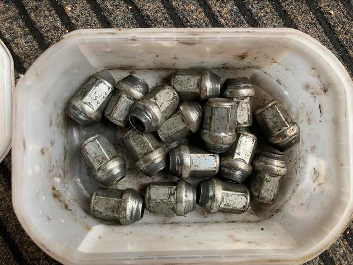 Set Wielbout/moeren Toyota Yaris, Doe-het-zelf en Bouw, IJzerwaren en Bevestigingsmiddelen, Gebruikt, Ophalen of Verzenden