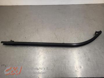 Schuifdeurrail links van een Mercedes Vito beschikbaar voor biedingen